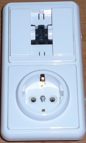 Автоматический выключатель для розетки 220в. Блок выключатель одноклавишный с розеткой с крышкой накладной. Радиорозетка РПВ-1-30. Комбинированный блок выключатель одноклавишный и 2 розетки. GSM розетка выключатель 220в.